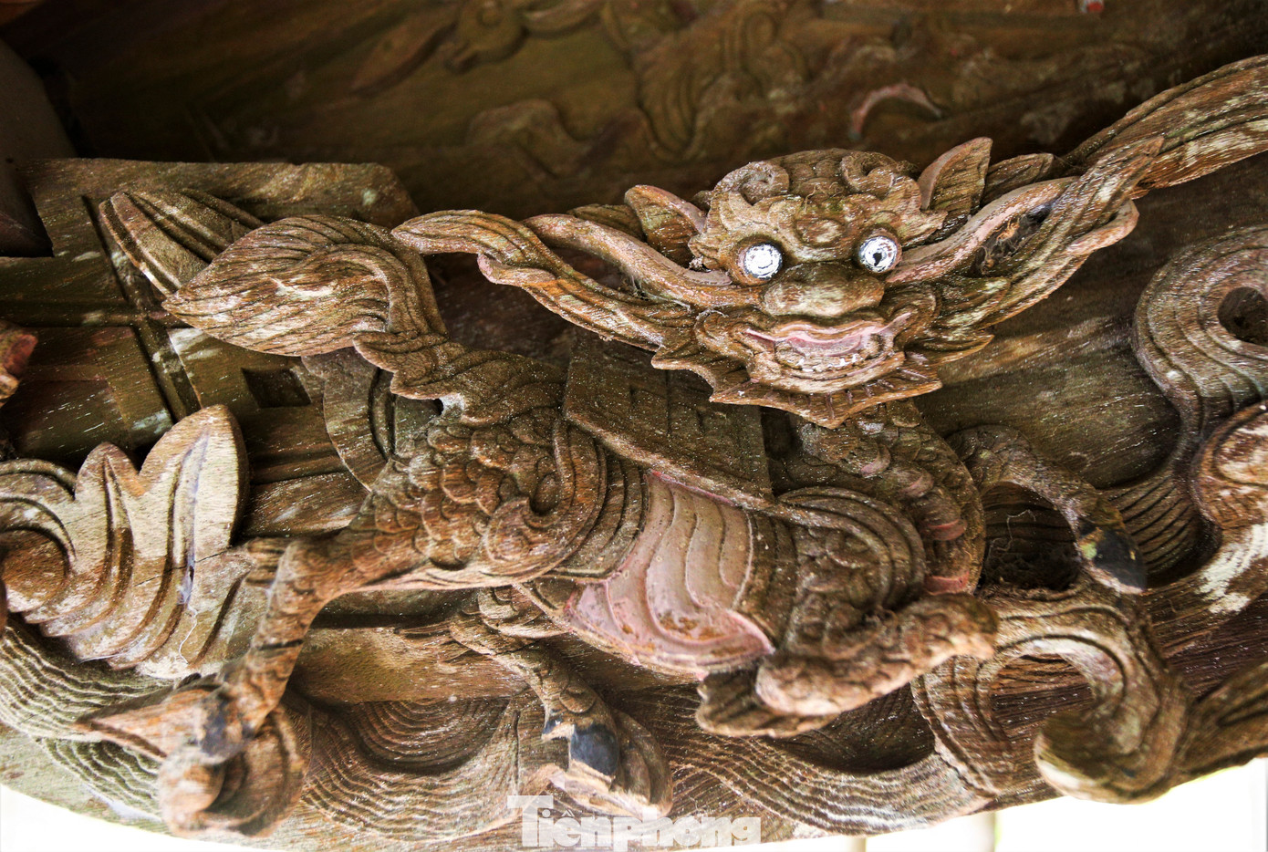 Những nét chạm khắc tinh xảo, công phu và rất nghệ thuật trên chất liệu gỗ mít với cách bài trí đăng đối hài hòa. Các chủ đề trang trí phản ánh đời sống văn hóa dân gian truyền thống như rồng, phượng, cá chép hóa rồng, voi, ngựa, con quốc, rùa, hươu, cây cảnh như trúc, mai, sen…