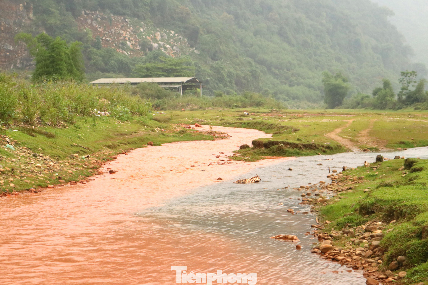Một phụ lưu có dòng nước trong xanh giao nhau với sông Nậm Tôn tại bản Giuộc, xã Liên Hợp. Để có nguồn nước sinh hoạt, lâu nay phần lớn người dân sống quanh sông Nậm Tôn phải thuê người đào giếng sâu vài chục mét, rất tốn kém. Một phụ lưu có dòng nước trong xanh giao nhau với sông Nậm Tôn tại bản Giuộc, xã Liên Hợp. Để có nguồn nước sinh hoạt, lâu nay phần lớn người dân sống quanh sông Nậm Tôn phải thuê người đào giếng sâu vài chục mét, rất tốn kém.