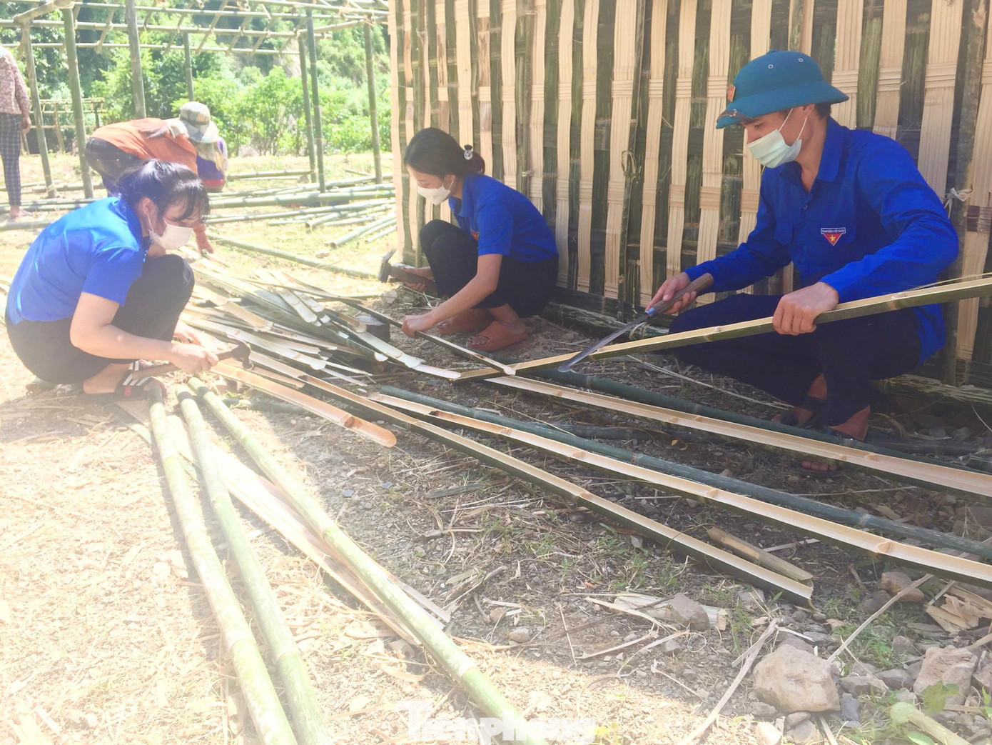 Những cây tre dài được đo kích thước và cắt khúc để dựng nên một ngôi nhà. Những cây tre dài được đo kích thước và cắt khúc để dựng nên một ngôi nhà.