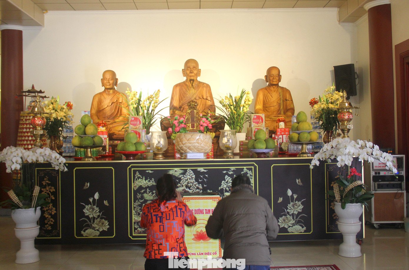 Về nơi cửa Phật, giữa không gian thanh tịnh, trong hương hoa mộc, sắc màu của đèn hoa khiến du khách cảm thấy lòng nhẹ nhàng, thanh thản, bỏ lại phía sau bao vất vả trong cuộc mưu sinh.