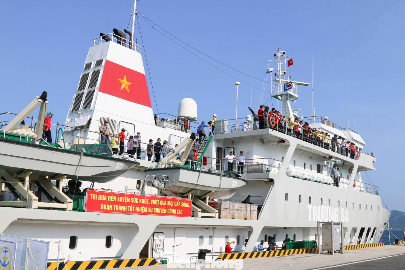 Tàu 571 chở đoàn công tác số 4. Cán bộ, chiến sỹ Vùng 4 Hải quân và Đoàn công tác vẫy tay chào tạm biệt. Tàu 571 chở đoàn công tác số 4. Cán bộ, chiến sỹ Vùng 4 Hải quân và Đoàn công tác vẫy tay chào tạm biệt.