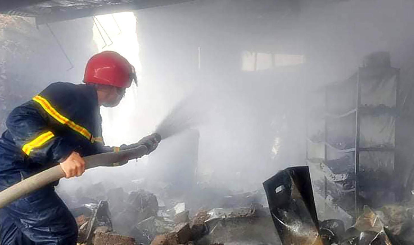 Sau 15 phút, đám cháy ở cửa hàng kinh doanh gas được dập tắt Sau 15 phút, đám cháy ở cửa hàng kinh doanh gas được dập tắt