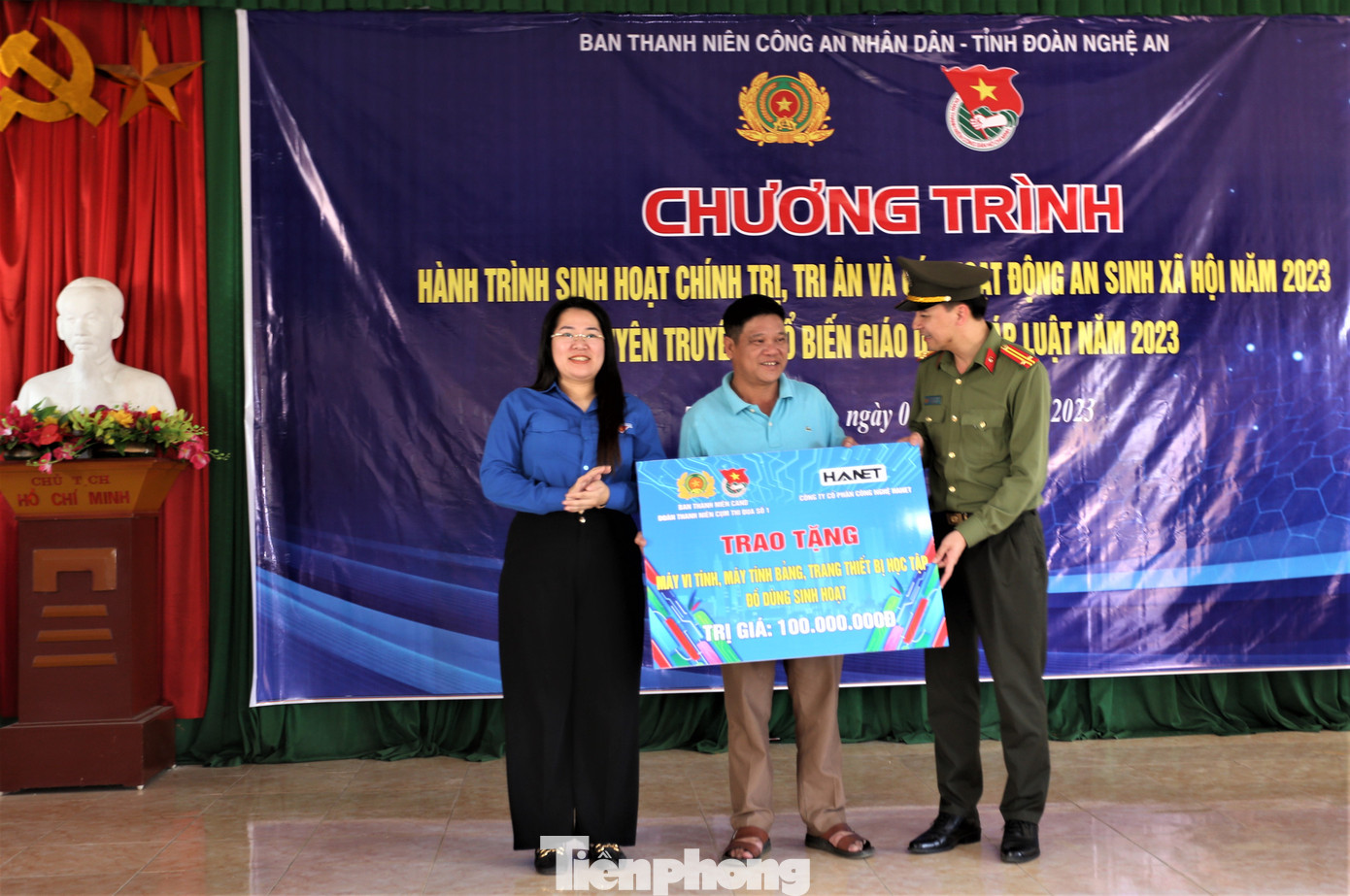 Dịp này, đoàn công tác của Ban Thanh niên CAND - Bộ Công an cũng trao tặng quà cho các hộ gia đình khó khăn; trao bàn ghế, tivi, máy tính bảng cho học sinh vượt khó và điểm trường khó khăn. Ngoài ra, đoàn cũng trao phần quà hỗ trợ cho công an xã Ngọc Lâm.