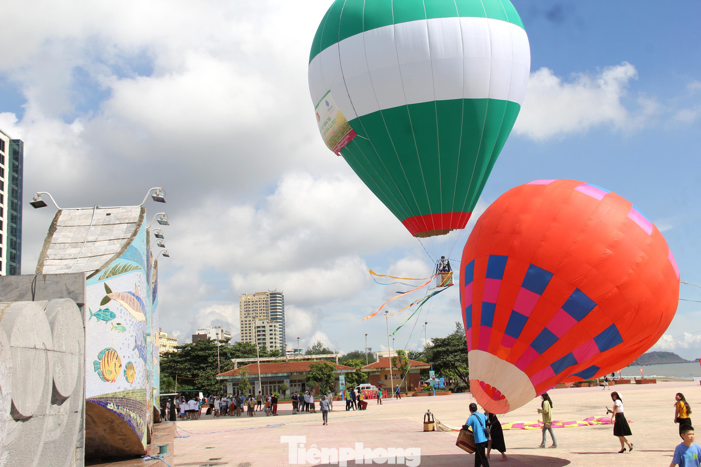 Đây là lần đầu tiên những chiếc khinh khí cầu sặc sỡ tung bay trên biển Cửa Lò.