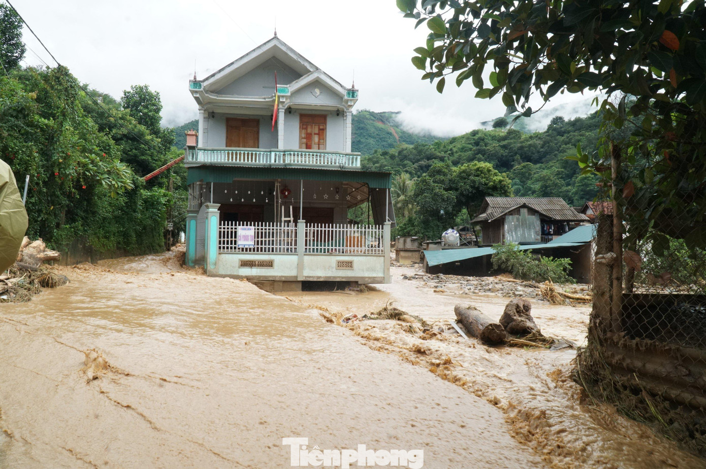 Những ngôi nhà chênh vênh trong lũ.
