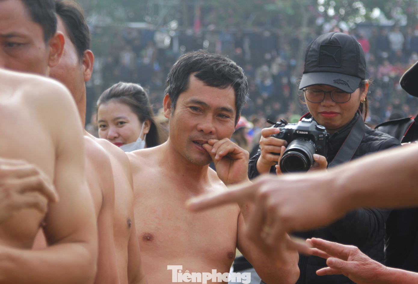 Có móng tay hơi dài, vận động viên này đành phải bỏ vào miệng để cắn đứt móng tay cho kịp thi đấu.