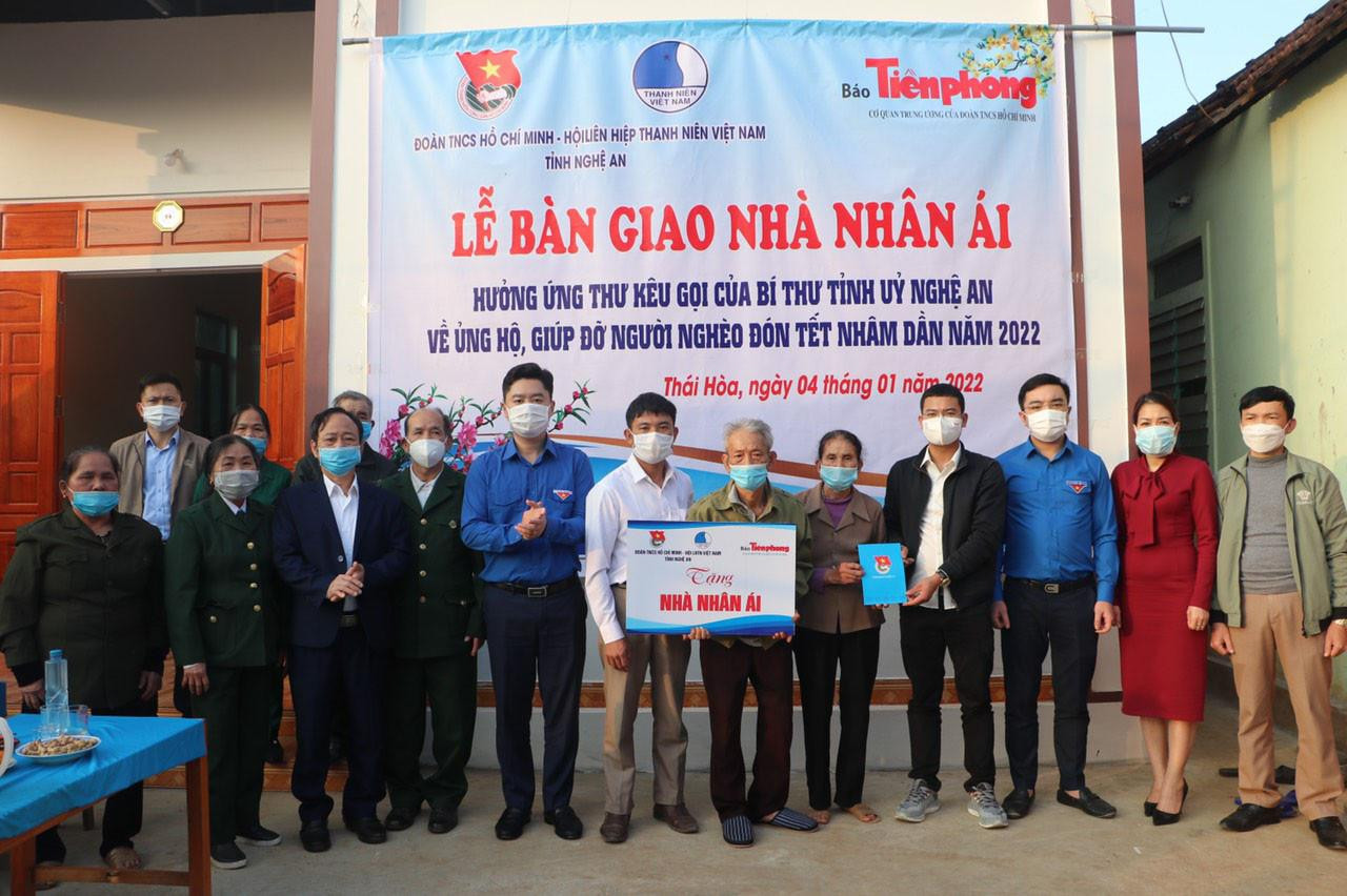Tỉnh đoàn Nghệ An, báo Tiền Phong bàn giao nhà nhân ái cho gia đình cụ Phạm Xuân Sinh. Rất đông đồng đội, cựu TNXP trên địa bàn tới tham dự, chung vui. Tỉnh đoàn Nghệ An, báo Tiền Phong bàn giao nhà nhân ái cho gia đình cụ Phạm Xuân Sinh. Rất đông đồng đội, cựu TNXP trên địa bàn tới tham dự, chung vui.
