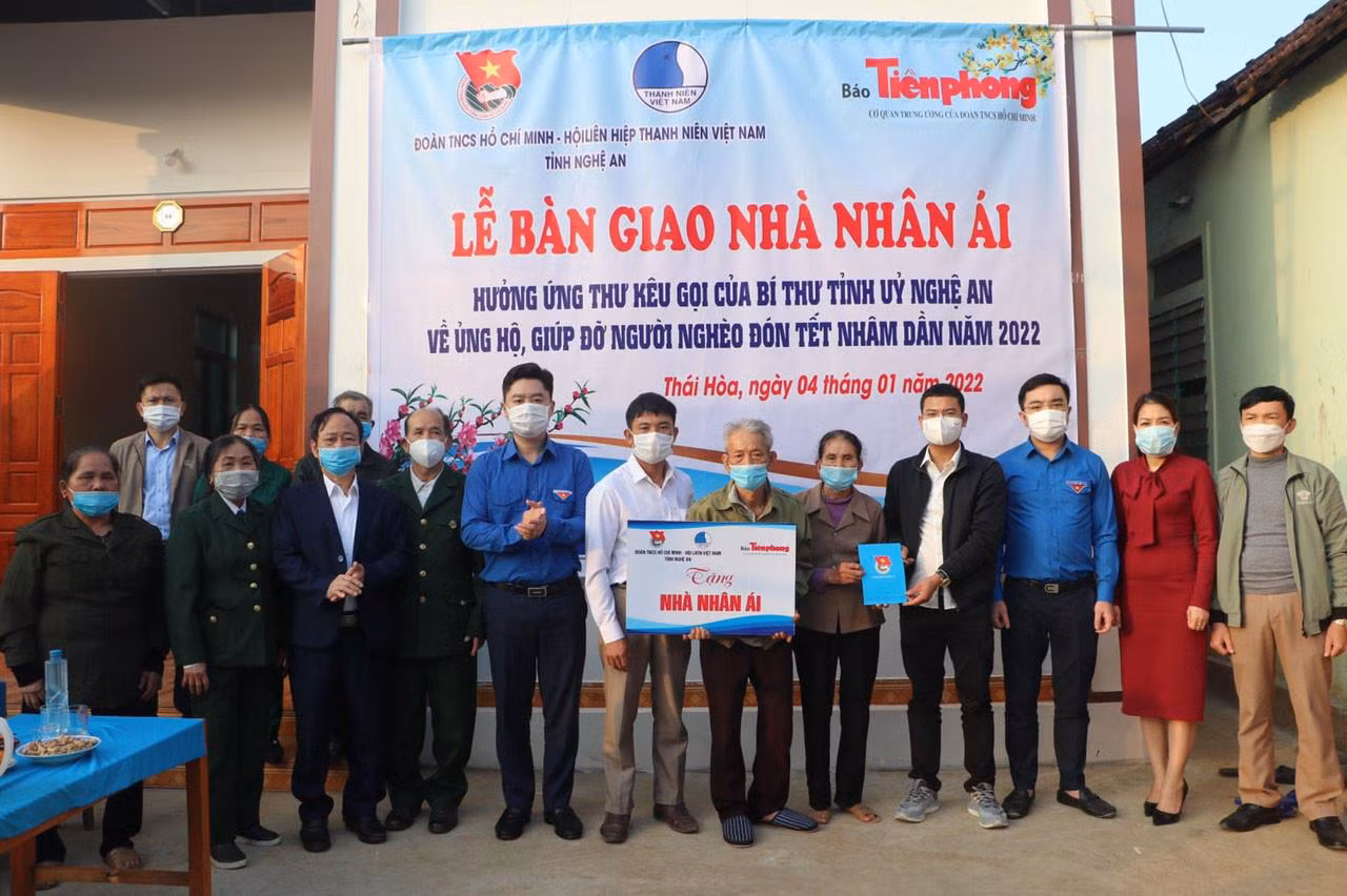 Tỉnh đoàn Nghệ An, báo Tiền Phong bàn giao nhà nhân ái cho gia đình cụ Phạm Xuân Sinh. Rất đông đồng đội, cựu TNXP trên địa bàn tới tham dự, chung vui.