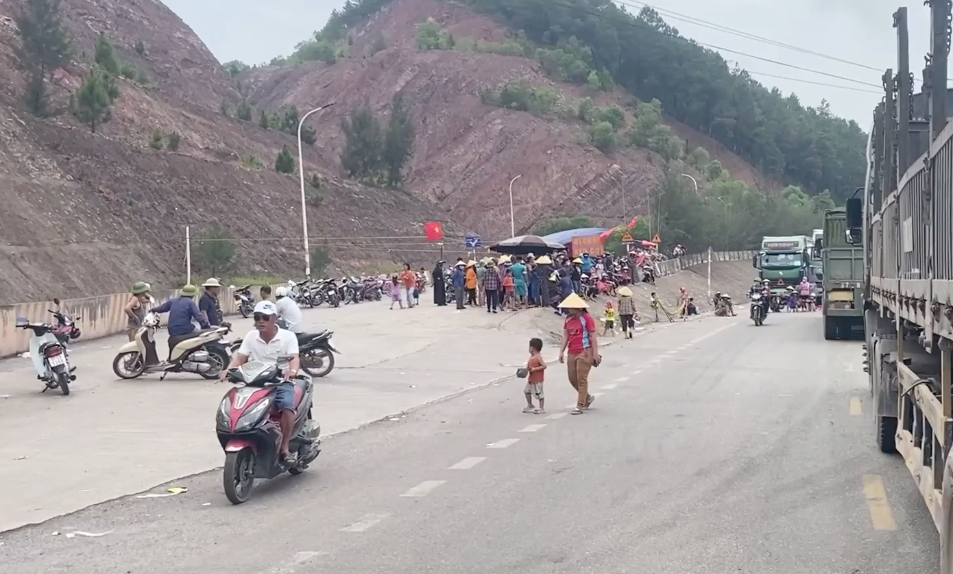 Hiện Ban Quản lý Khu KT Đông Nam đã có văn bản yêu cầu các huyện Nghi Lộc, các cơ quan liên quan sớm giải quyết các vấn đề được nêu cho người dân, đảm bảo môi trường cho người dân sinh sống. Hiện Ban Quản lý Khu KT Đông Nam đã có văn bản yêu cầu các huyện Nghi Lộc, các cơ quan liên quan sớm giải quyết các vấn đề được nêu cho người dân, đảm bảo môi trường cho người dân sinh sống.