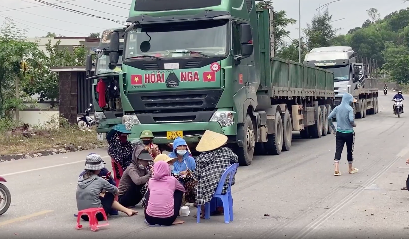 2 ngày qua, người dân xóm Hải Thịnh (xã Nghi Thiết, Nghi Lộc, Nghệ An) ra đường D4 chặn các xe tải không cho ra vào cảng để phản ánh một số vấn đề cần giải quyết. 2 ngày qua, người dân xóm Hải Thịnh (xã Nghi Thiết, Nghi Lộc, Nghệ An) ra đường D4 chặn các xe tải không cho ra vào cảng để phản ánh một số vấn đề cần giải quyết.