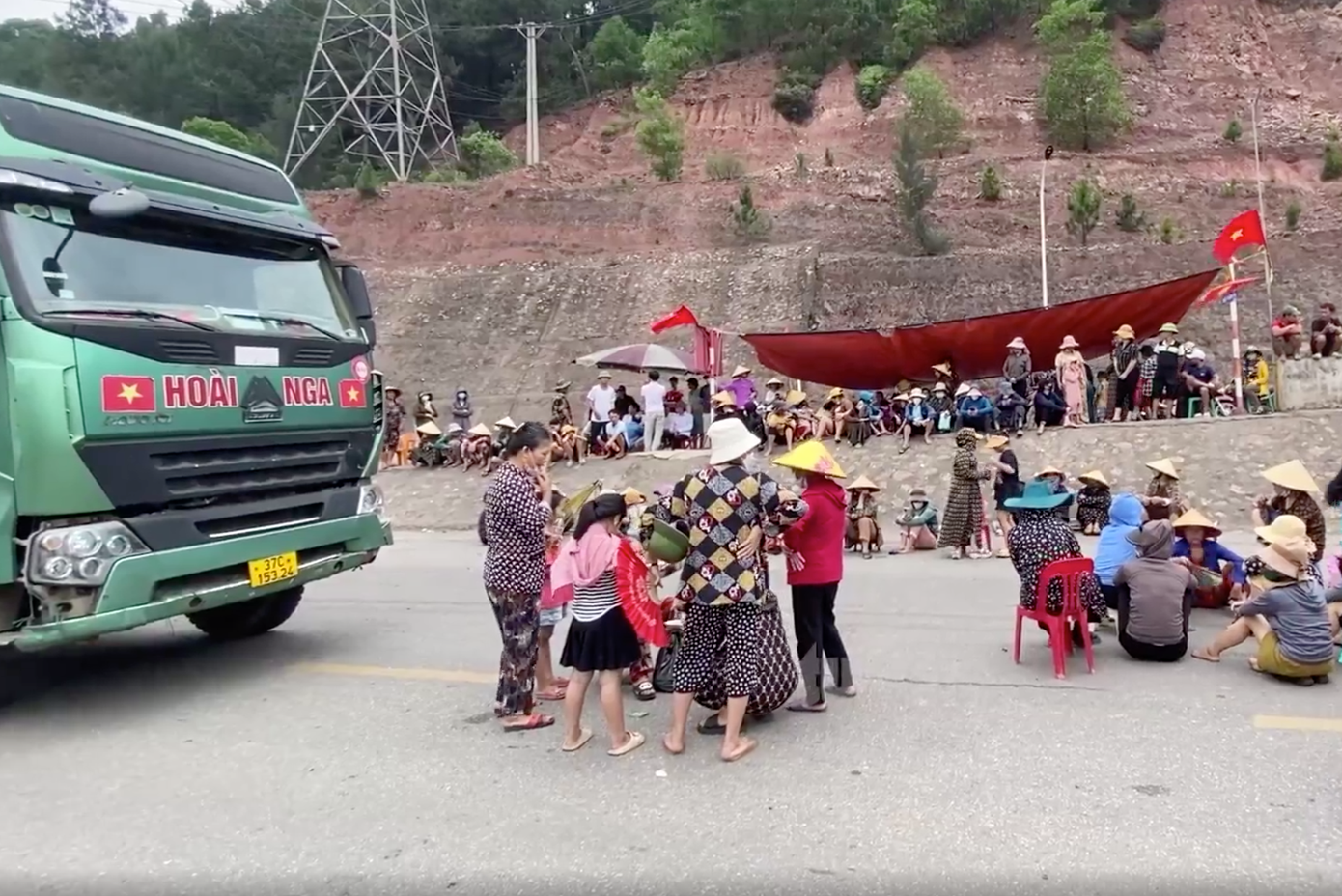 Cả trăm người dân dựng lều, túc trực trên đường để chặn xe ra vào cảng quốc tế Nghi Thiết. Cả trăm người dân dựng lều, túc trực trên đường để chặn xe ra vào cảng quốc tế Nghi Thiết.