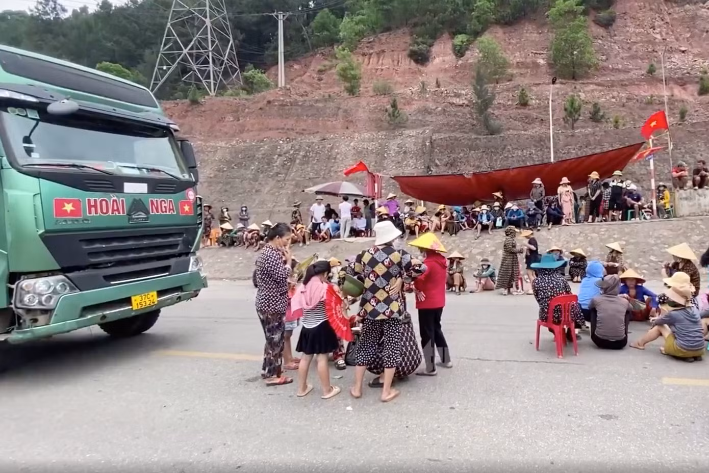 Cả trăm người dân dựng lều, túc trực trên đường để chặn xe ra vào cảng quốc tế Nghi Thiết.