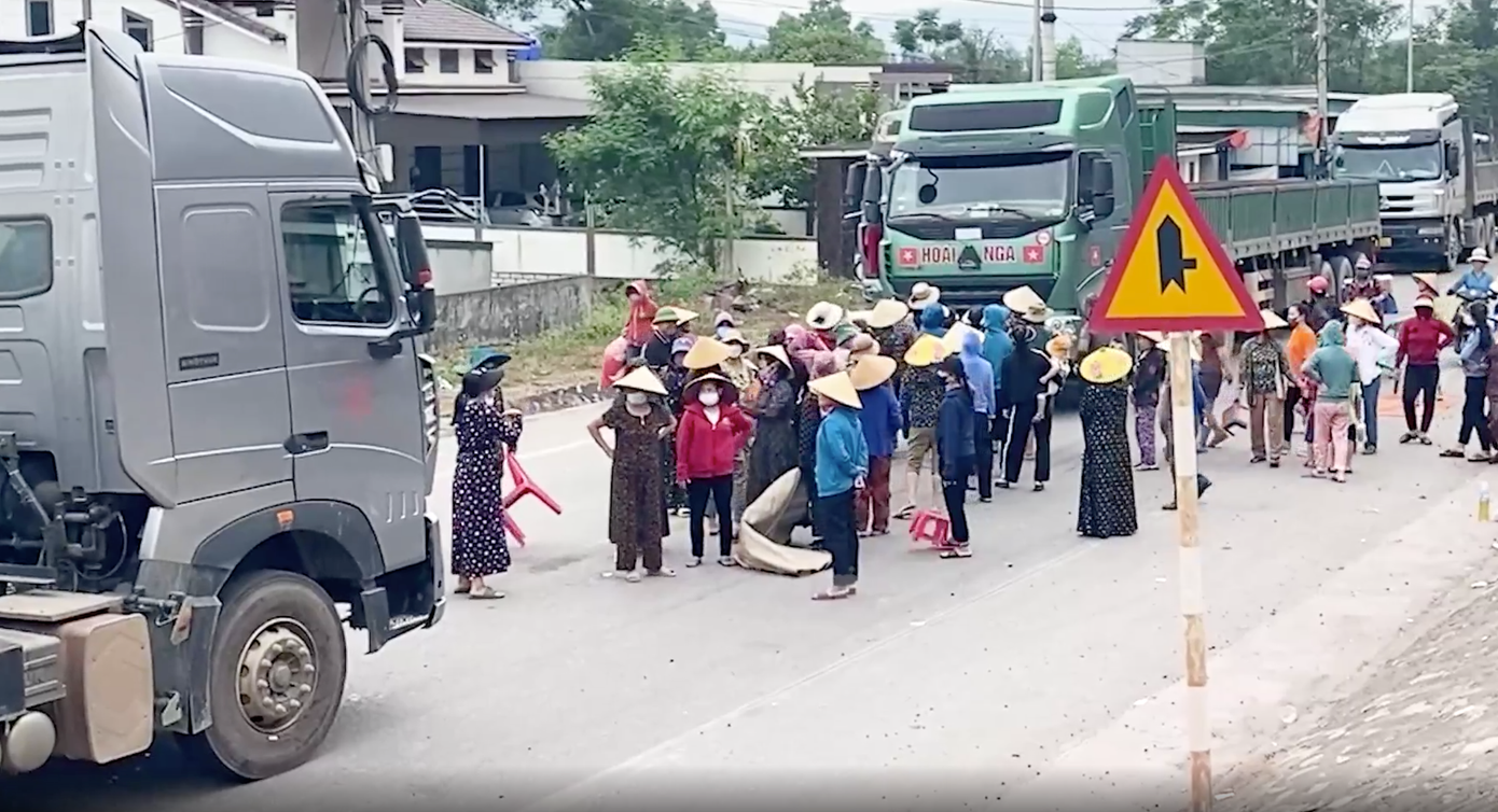 Đến trưa 25/6, sau khi đối thoại với cơ quan chức năng để giải quyết các vấn đề liên quan, người dân đã giải tán và không còn chặn xe ra vào cảng biển. Đến trưa 25/6, sau khi đối thoại với cơ quan chức năng để giải quyết các vấn đề liên quan, người dân đã giải tán và không còn chặn xe ra vào cảng biển.