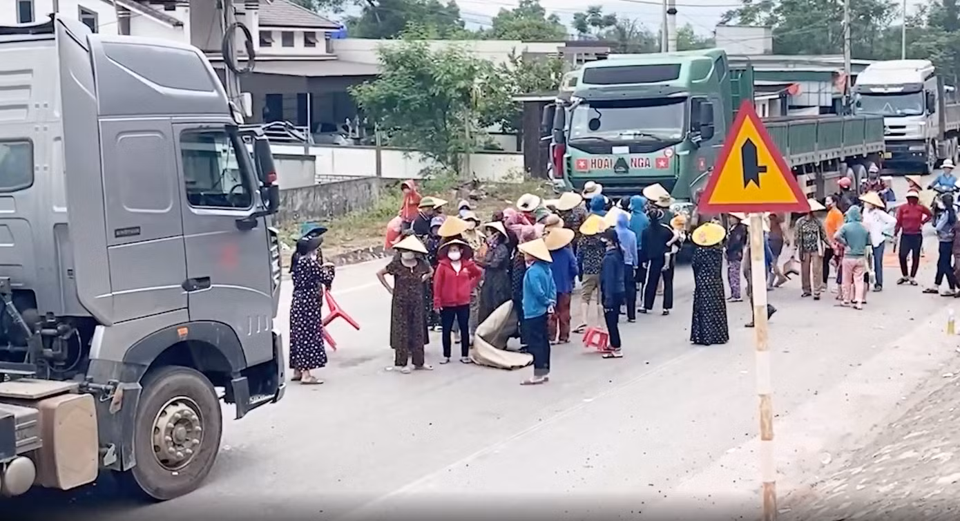 Đến trưa 25/6, sau khi đối thoại với cơ quan chức năng để giải quyết các vấn đề liên quan, người dân đã giải tán và không còn chặn xe ra vào cảng biển.
