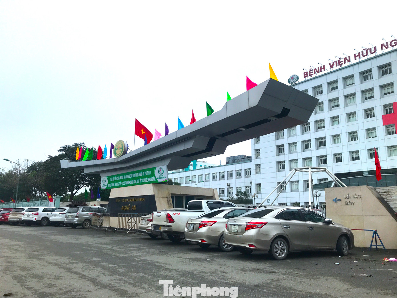 Ngoài ra, Bệnh viện này đã dùng diện tích đất ngoài hàng rào trước mặt tiền cổng chính bệnh viện để lập chốt, dựng rào làm bãi gửi ô tô có thu phí. Khu vực làm bãi gửi xe này chưa làm thủ tục thuê đất và chưa nộp tiền thuê đất.