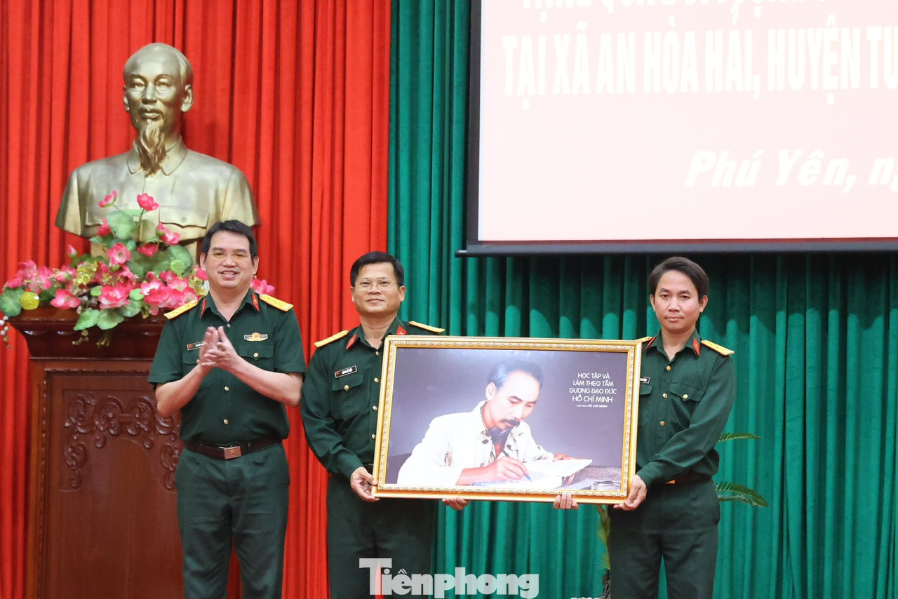 UBND tỉnh Phú Yên và Bệnh viện Quân y 175 trao Bằng khen tặng các tập thể, cá nhân có nhiều đóng góp trong chương trình thăm khám, tư vấn sức khỏe, phát thuốc và trao quà cho gia đình chính sách. UBND tỉnh Phú Yên và Bệnh viện Quân y 175 trao Bằng khen tặng các tập thể, cá nhân có nhiều đóng góp trong chương trình thăm khám, tư vấn sức khỏe, phát thuốc và trao quà cho gia đình chính sách.