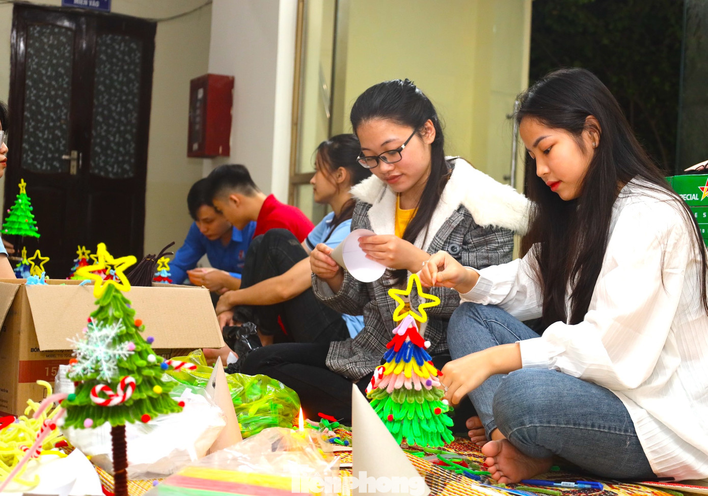 Không chỉ làm ban ngày, nhiều bạn trẻ còn tranh thủ làm cây thông Noel cả vào ban đêm để hoàn thiện kịp trao đến các em nhỏ trước ngày lễ Giáng sinh.