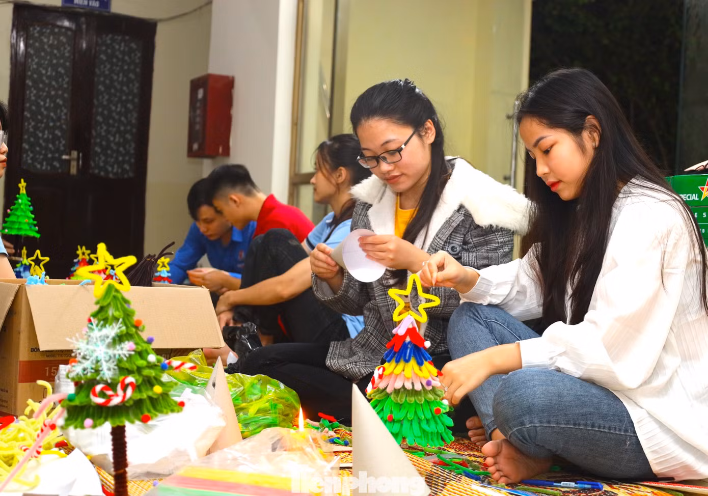 Không chỉ làm ban ngày, nhiều bạn trẻ còn tranh thủ làm cây thông Noel cả vào ban đêm để hoàn thiện kịp trao đến các em nhỏ trước ngày lễ Giáng sinh.