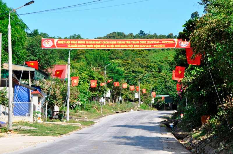 Với đồng bào các dân tộc vùng cao Nghệ An, việc treo cờ Tổ quốc, cờ Đảng, băng rôn, khẩu hiệu vào dịp Quốc khánh 2/9 từ lâu đã trở thành nét văn hóa, thể hiện tình yêu quê hương, đất nước. Để mừng Tết Độc lập 2/9, những ngày này, đồng bào các dân tộc ở Tương Dương (Nghệ An) đã bắt đầu trang hoàng trên các con đường chính của xã bằng những lá cờ Tổ quốc đỏ thắm.