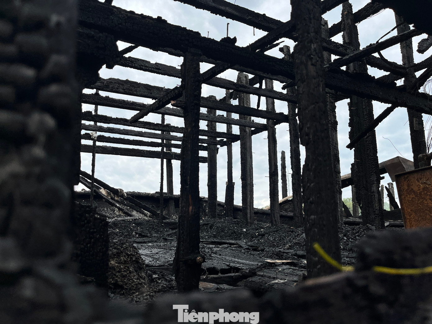 Những con tàu cá tiền tỷ giờ đây chỉ còn lại đống tro tàn.