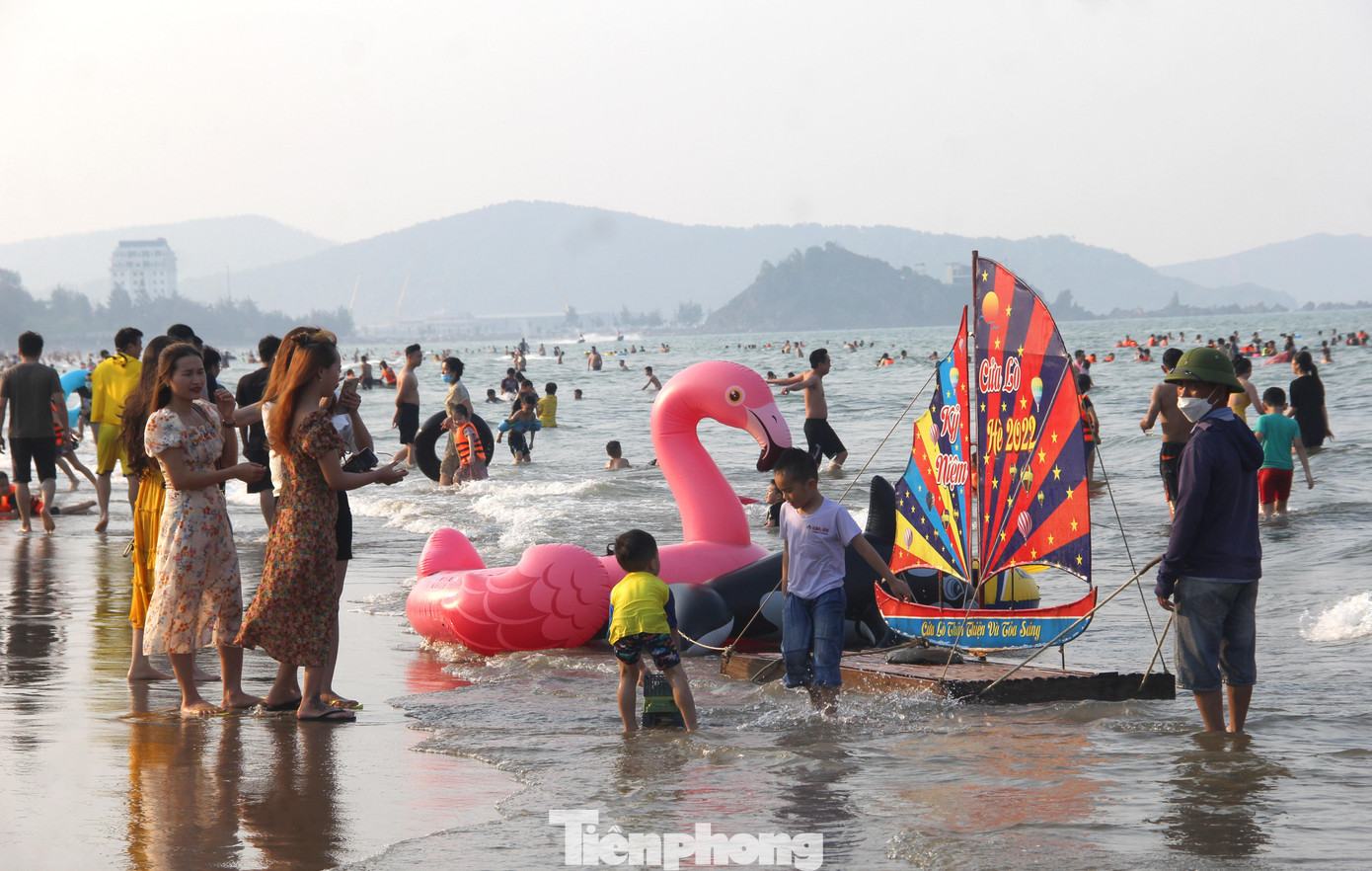 Nắng lên, người dân tranh thủ chở gia đình, người thân tìm về biển tắm mát khiến bãi cát trắng dài hàng cây số ở biển Cửa Lò được phủ kín người.