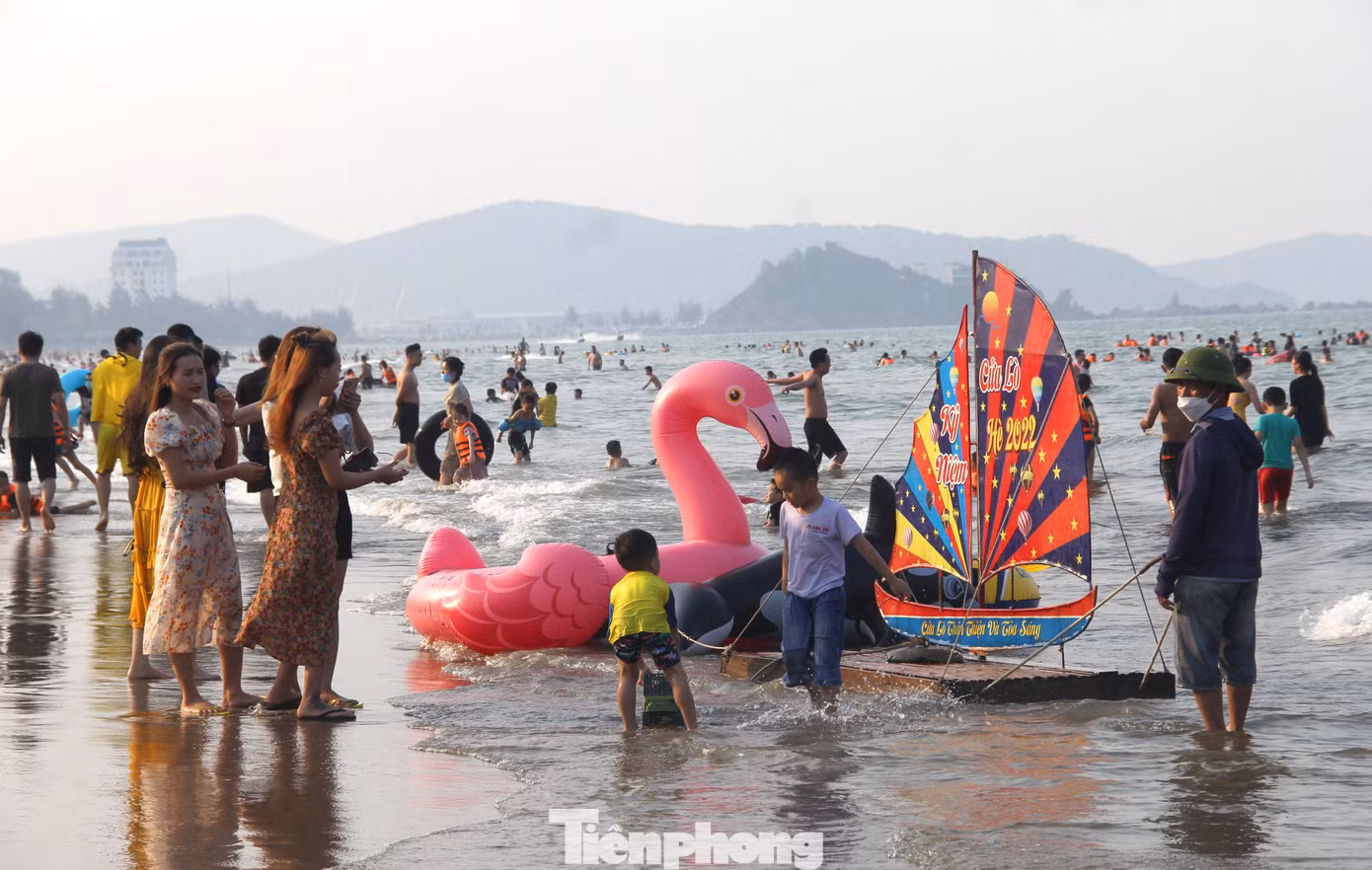 Nắng lên, người dân tranh thủ chở gia đình, người thân tìm về biển tắm mát khiến bãi cát trắng dài hàng cây số ở biển Cửa Lò được phủ kín người.