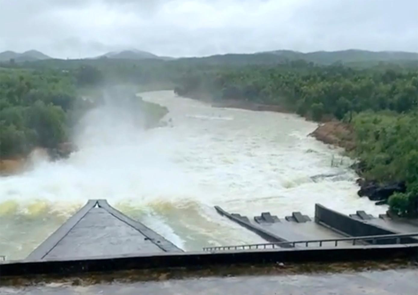 Hồ Vực Mấu xả tràn vào sáng 25/9.