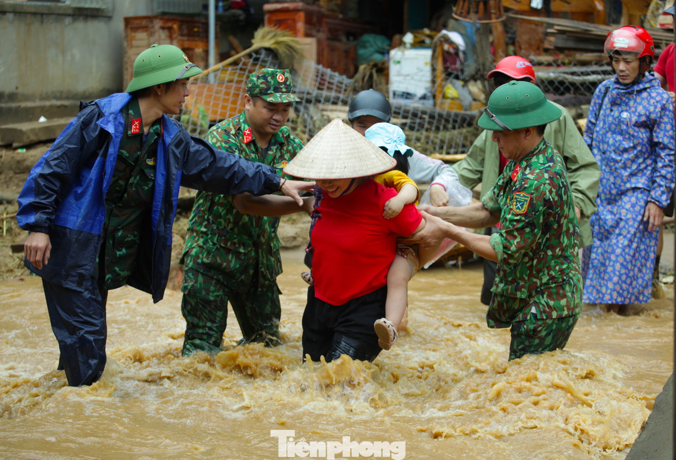 Trong đợt lũ quét lịch sử xảy ra tại huyện Kỳ Sơn (tỉnh Nghệ An) vào tháng 10/2022, lực lượng BĐBP Nghệ An đã huy động hàng trăm cán bộ, chiến sỹ lập tức có mặt tại hiện trường giúp đỡ sơ tán người dân, di dời tài sản, dọn dẹp, khắc phục hậu quả sau lũ. Lực lượng BĐBP Nghệ An còn hỗ trợ người dân vật chất, kêu gọi vận động, hỗ trợ vật chất, tiền mặt cho đồng bào bị thiệt hại gần 5 tỷ đồng.