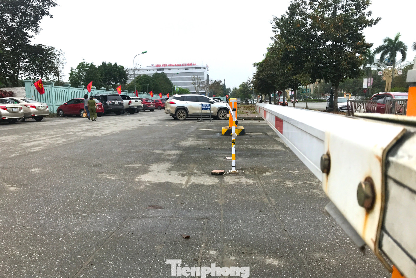 Bãi giữ xe này được lắp đặt 3 chốt ra vào có bảo vệ trông coi và các hệ thống máy móc camera, thu phí.