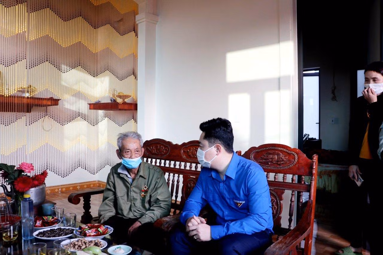 Anh Lê Văn Lương - Ủy viên BCH Trung ương Đoàn, Bí thư Tỉnh đoàn Nghệ An và cựu TNXP Phạm Xuân Sinh trong ngôi nhà mới.