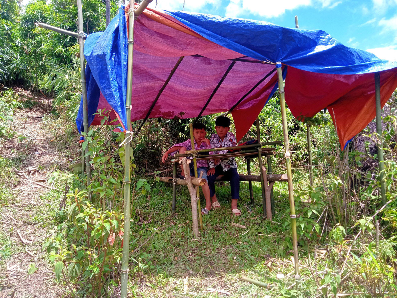 Dần và Thành được bố dựng cho một túp lều tạm trên núi để "hứng sóng" 3G