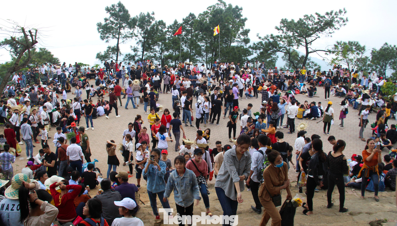 Lãnh đạo Ban quản lý chùa Hương Tích cho biết mỗi năm chùa đón hàng trăm nghìn lượt khách đến vãn cảnh, thắp hương, chiêm bái.