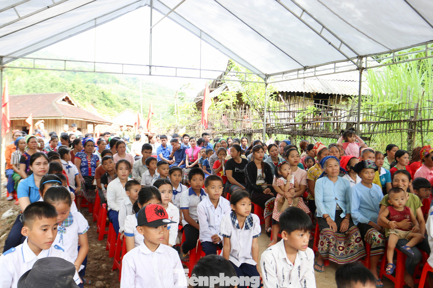 Ngày 31/7, Ban tổ chức tiếp tục vượt hơn 200 km qua những cung đèo uốn lượn, cơn mưa mịt mù nơi miền biên viễn, tiếp cận bản Khủn Na, xã Đồng Văn (huyện Quế Phong) để khởi công nhịp cầu thứ 3, nhịp cầu nối những bờ vui cho người dân nghèo miền sơn cước đang ngóng chờ.