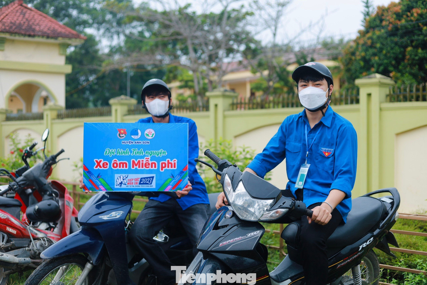 Không chỉ nấu cơm, các đoàn viên thanh niên huyện Anh Sơn còn tổ chức nhiều xe ôm miễn phí và bố trí chỗ nghỉ trưa cho các em học sinh có hoàn cảnh khó khăn ở xa đến thi.