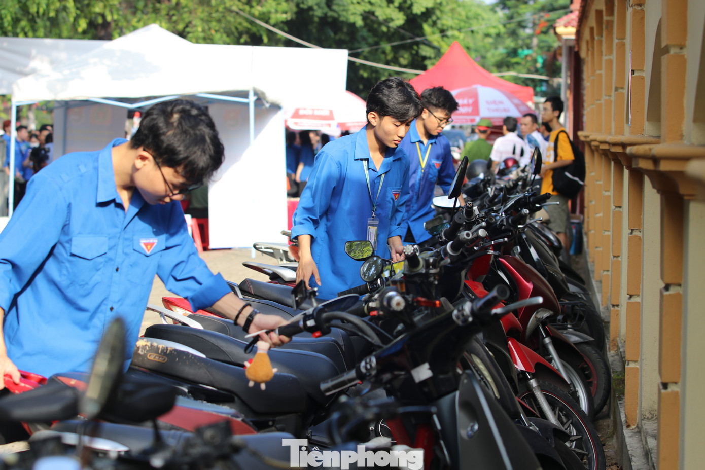 Các đoàn viên hỗ trợ xếp xe, trông giữ xe cho các em thí sinh vào trường. &quot;Trời hôm nay nắng nên khá mệt. Chúng em sẽ cố gắng hết mình để hỗ trợ các thí sinh đến trường thi&quot;, em Hoàng Đức Tài (học sinh lớp 11A5 trường THPT chuyên Phan Bội Châu chia sẻ và cho biết, sáng sớm em cùng các bạn đoàn viên đến trường từ lúc 5h sáng để bắt đầu công việc.