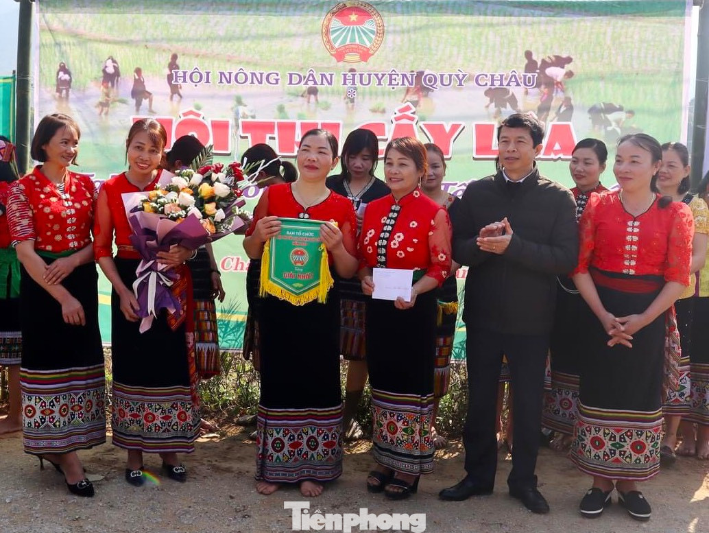 Kết thúc cuộc thi, ban tổ chức trao các giải cho các đội thi xuất sắc. Kết thúc cuộc thi, ban tổ chức trao các giải cho các đội thi xuất sắc.