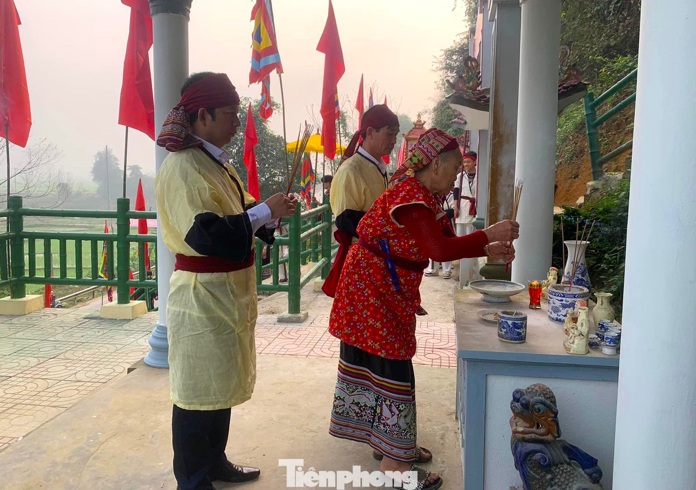 Thịt của con trâu dâng tế sau đó sẽ được đặt lên bậc sạp cao nhất của gian đền. Theo tục lệ xưa, bà mo làm lễ nạp trâu suốt ba ngày đêm, rồi đem chia ra, nấu lên cho mọi người cùng ăn.