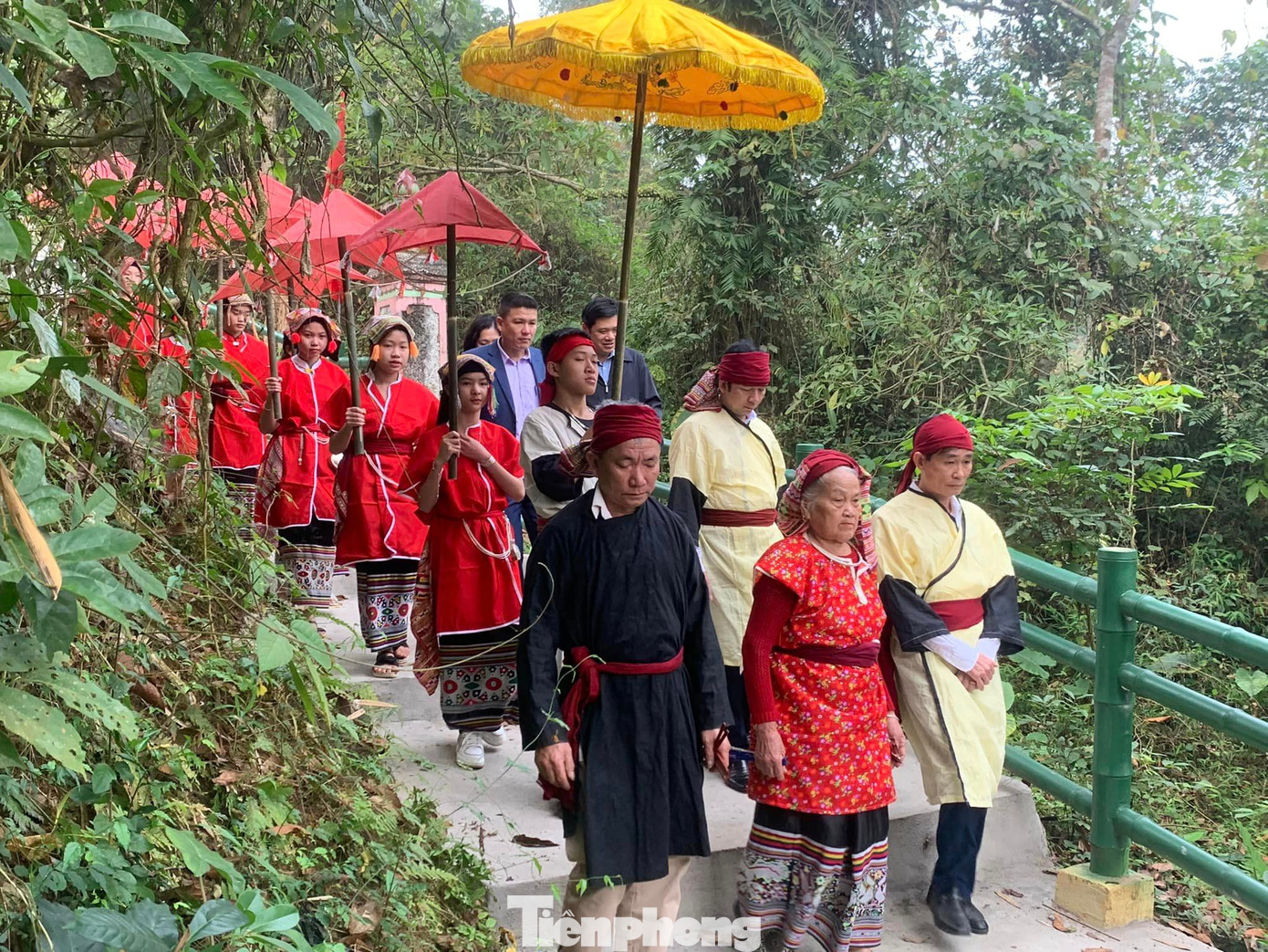 Điểm nhấn đặc sắc của Lễ hội Đền Chín Gian ở Quế Phong, đó là lễ "hắp quái" tức lễ hiến trâu. Theo phong tục truyền thống, hàng năm đến ngày mở hội, 9 mường rước lễ vật lên đền Chín Gian làm lễ tế trời, Tạo Ló Ỳ và tổ tiên các dòng họ của người Thái có công xây bản lập mường.