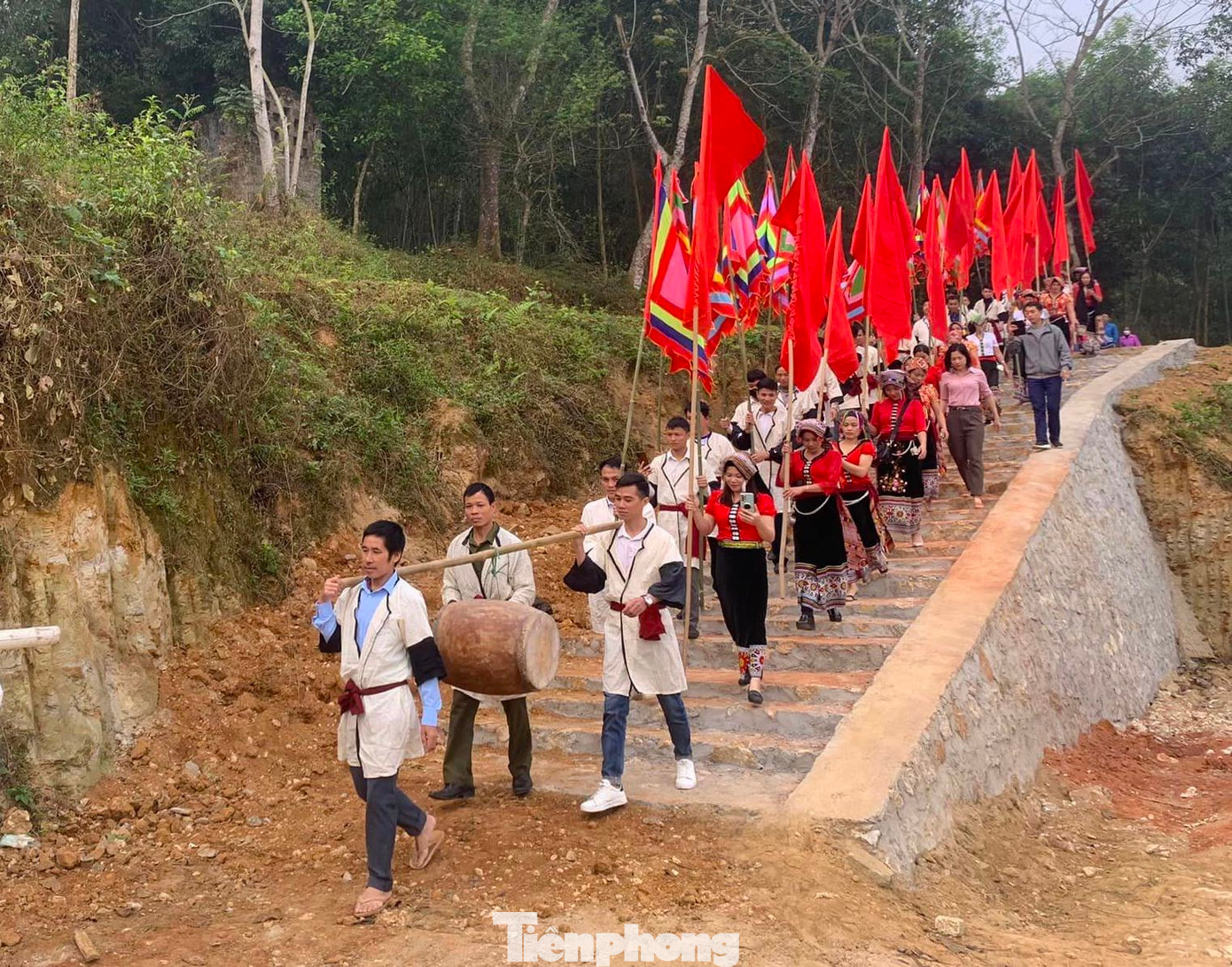 Phần lễ được tổ chức trang nghiêm theo đúng phong tục xa xưa.