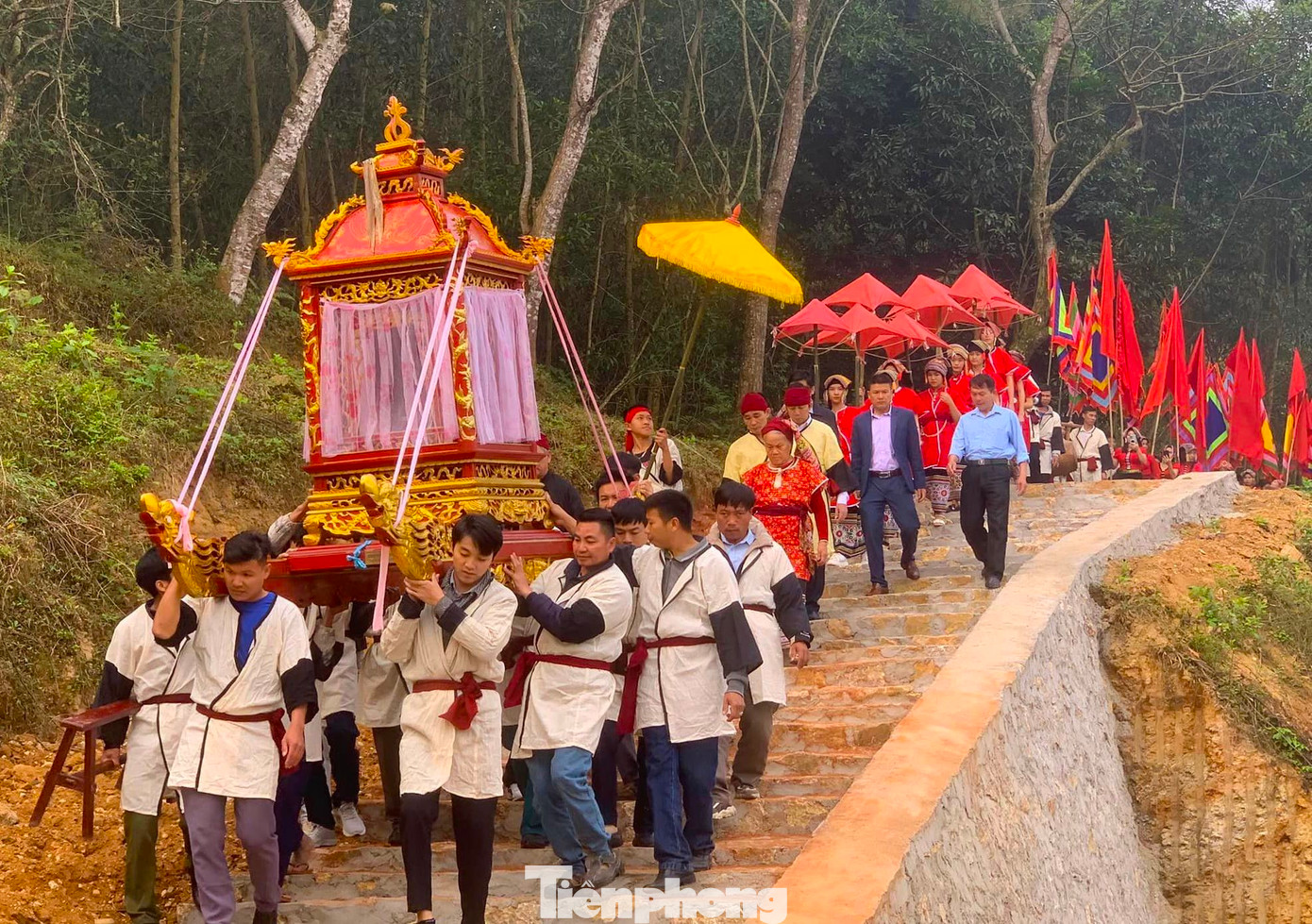 Điểm nhấn đặc sắc của Lễ hội Đền Chín Gian ở Quế Phong, đó là lễ "hắp quái" tức lễ hiến trâu. Theo phong tục truyền thống, hàng năm đến ngày mở hội, 9 mường rước lễ vật lên đền Chín Gian làm lễ tế trời, Tạo Ló Ỳ và tổ tiên các dòng họ của người Thái có công xây bản lập mường.