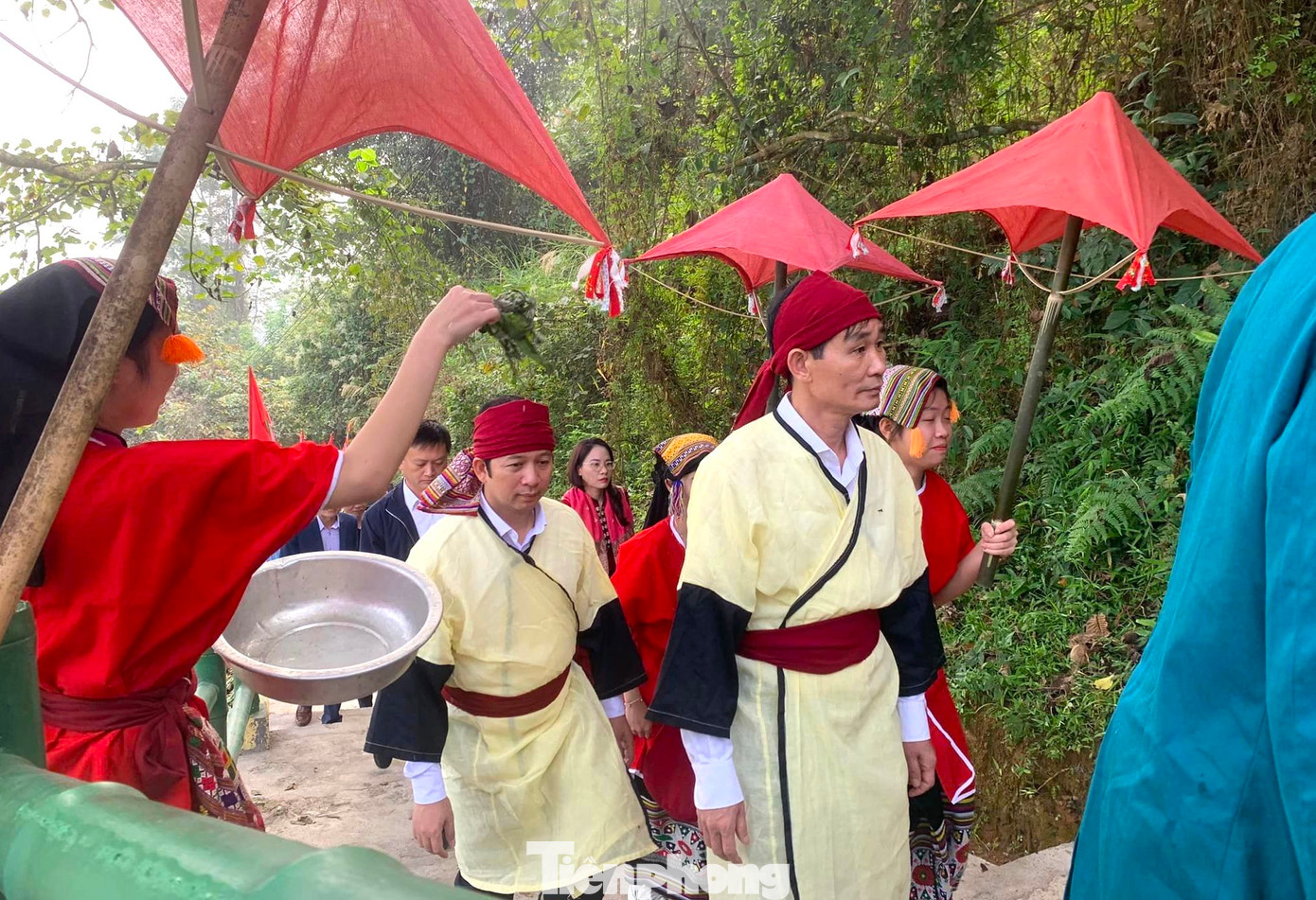 Lễ hội Đền Chín Gian là nơi quy tụ tâm thức cộng đồng với vẻ đẹp của văn hóa tâm linh, văn hóa nghệ thuật và những phong tục, tập quán cổ truyền rất đặc biệt. Đến với lễ hội là trở về với cội nguồn của dân tộc Thái ở miền Tây Nghệ An.