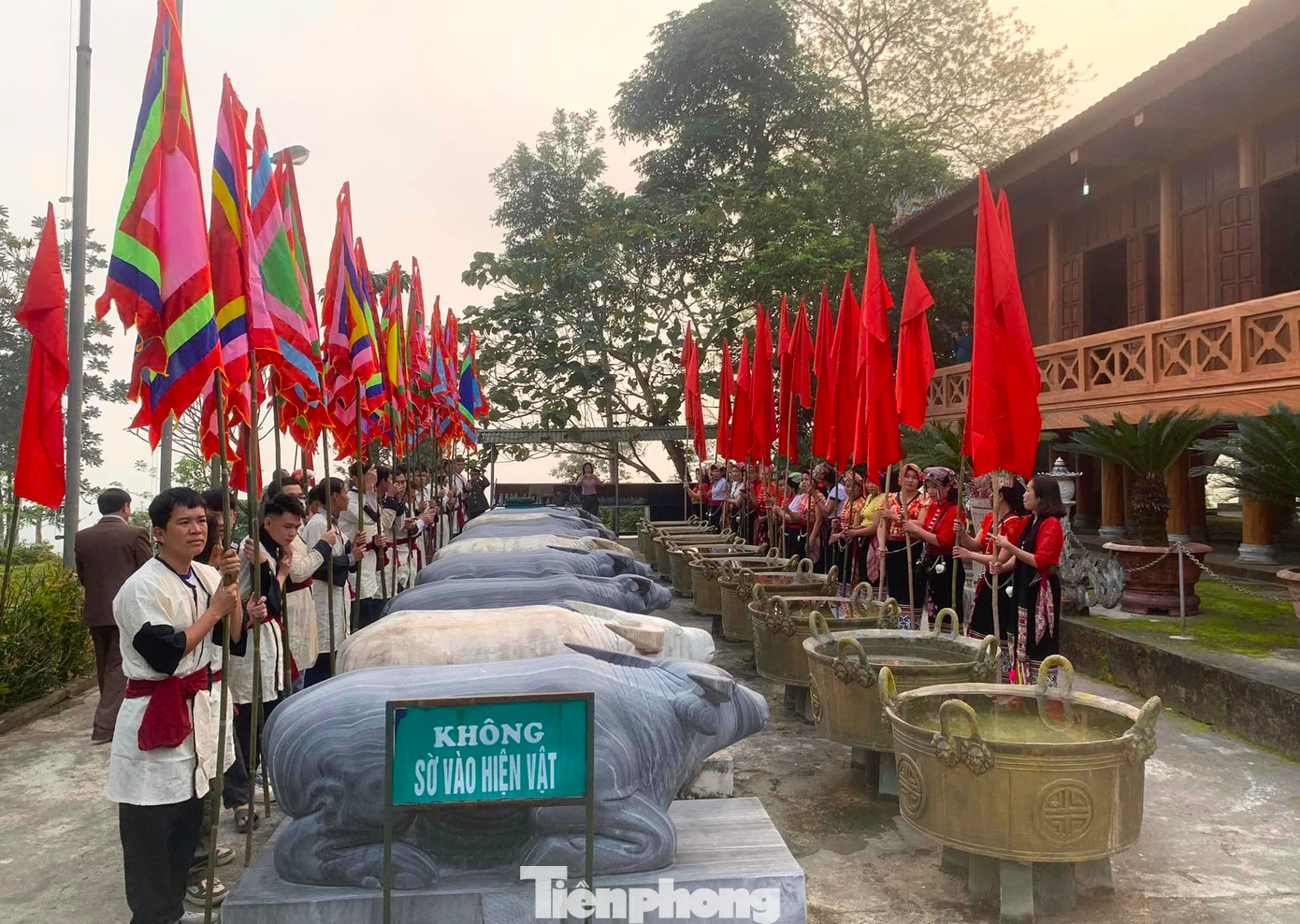 Đền Chín Gian được xây dựng vào đầu thế kỷ XIV tại Pú Chũ Nhàng, gọi là Tến Pỏm (đền trên núi), thuộc bản Khoẳng, xã Châu Kim, huyện Quế Phong (tỉnh Nghệ An).