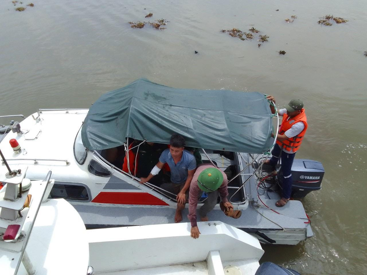 Ca nô đưa các thuyền viên lên bờ an toàn.