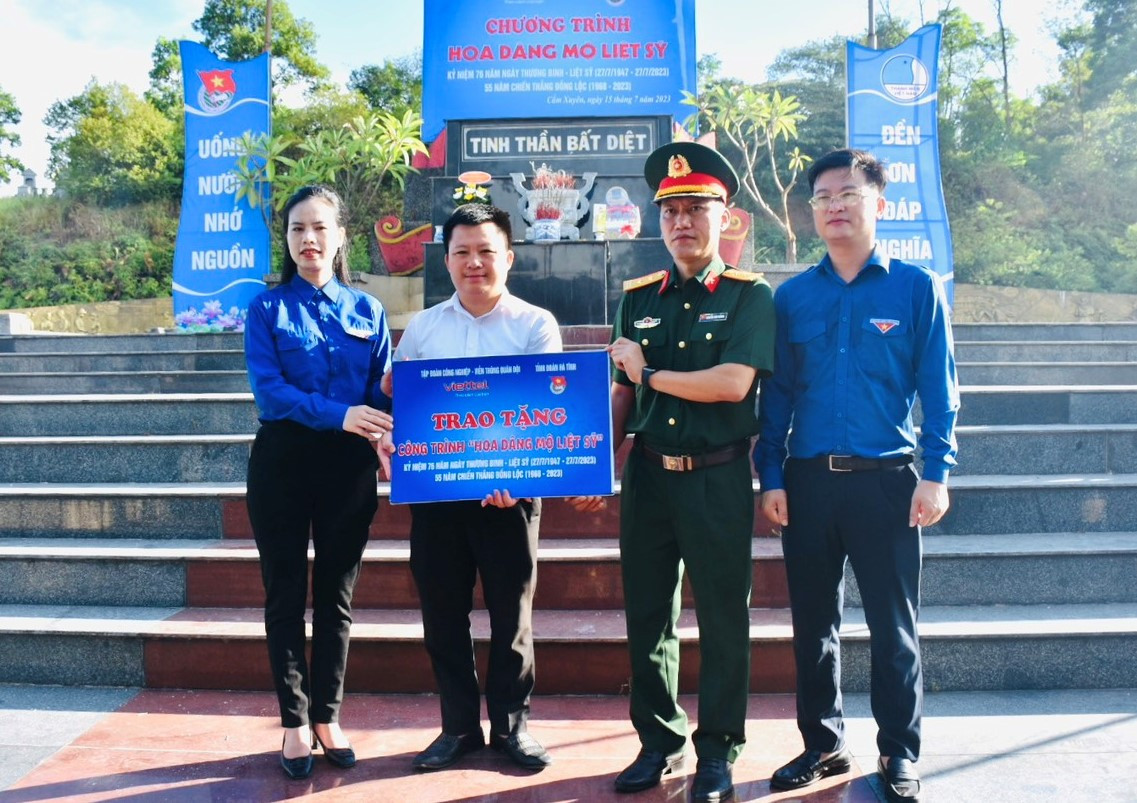 Dịp này, Ban Thường vụ Tỉnh Đoàn Hà Tĩnh cũng phối hợp với Viettel Hà Tĩnh tổ chức chương trình “Hoa dâng mộ liệt sĩ” cấp tỉnh năm 2023 tại Nghĩa trang liệt sĩ huyện Cẩm Xuyên.