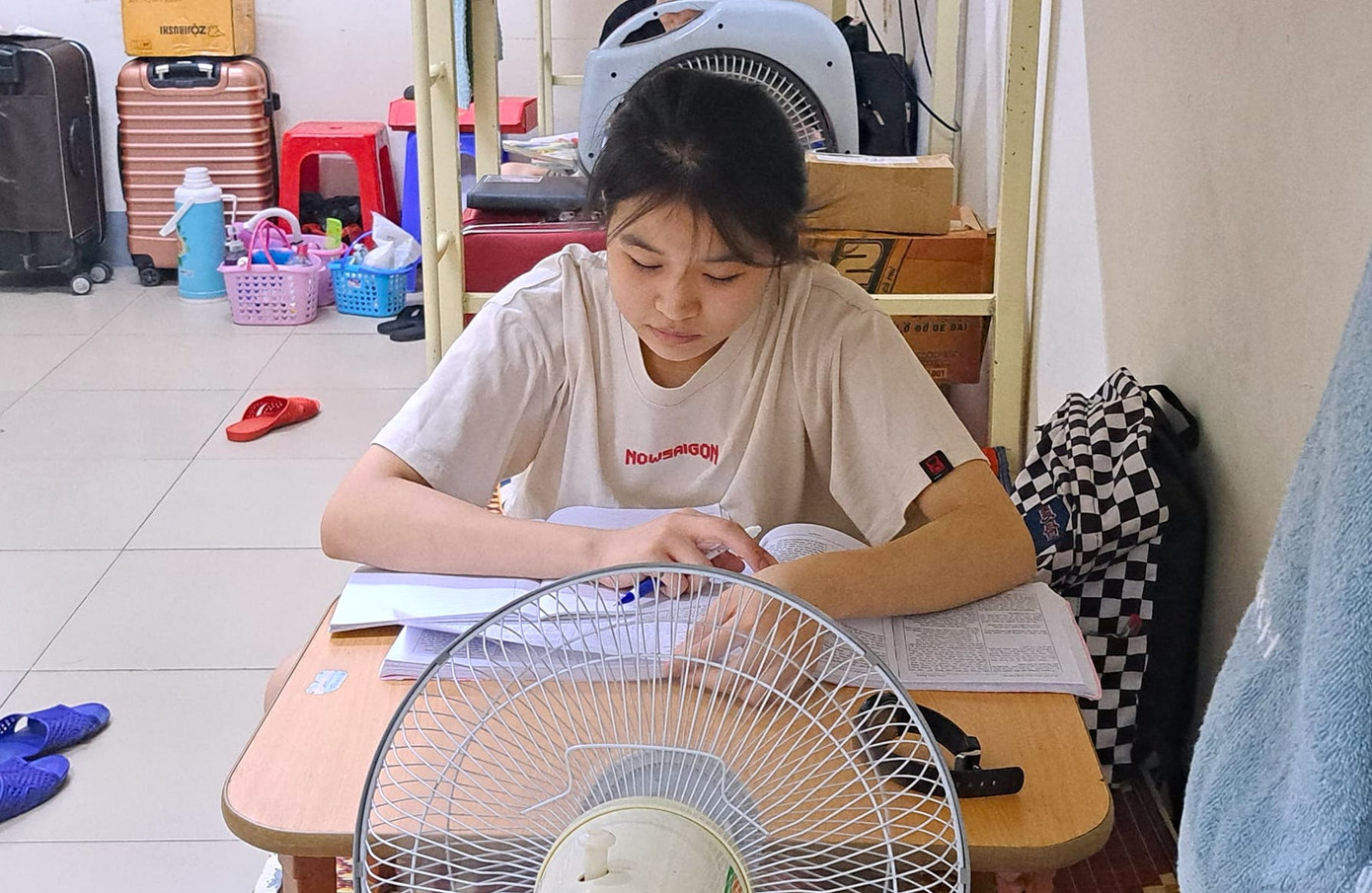 Hàng ngày các em học sinh học ở lớp, đêm đến các em học sinh lại tự mình học bài mà không cần ai nhắc nhở.