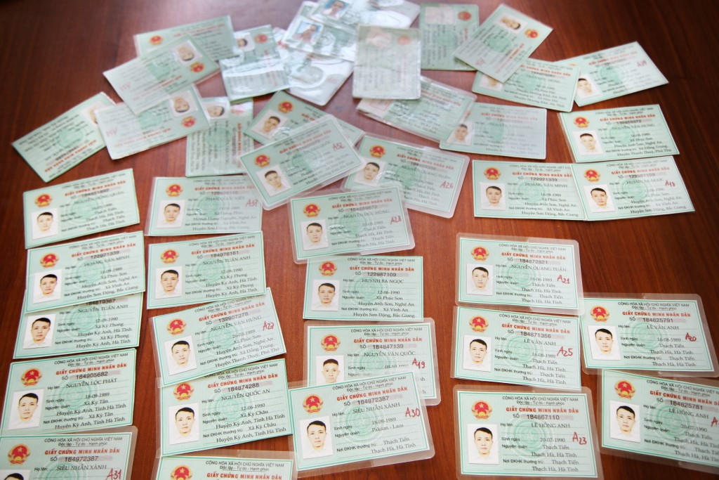 Công an thu giữ nhiều giấy chứng minh giả mà Tuấn và Huy sử dụng để lập các tài khoản ngân hàng nhằm lừa đảo, chiếm đoạt tài sản. Công an thu giữ nhiều giấy chứng minh giả mà Tuấn và Huy sử dụng để lập các tài khoản ngân hàng nhằm lừa đảo, chiếm đoạt tài sản.