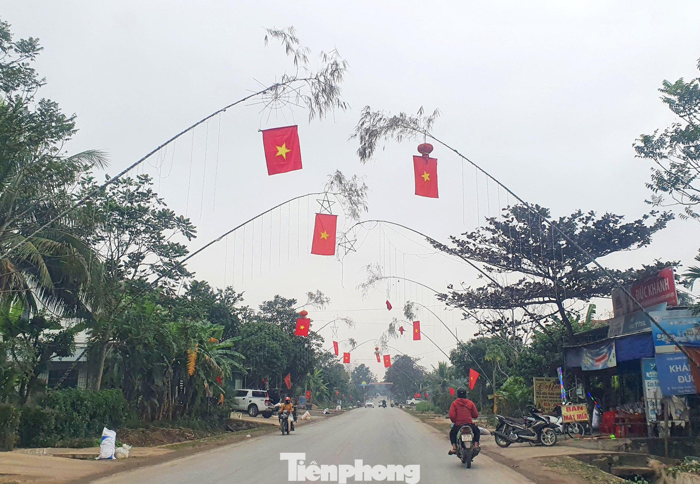 Thời điểm hiện tại, nhiều người dân tại Nghệ An đã bắt đầu dựng nêu đón Tết. Nhiều tuyến đường đã bắt đầu được tô điểm bởi hàng loạt cây nêu.