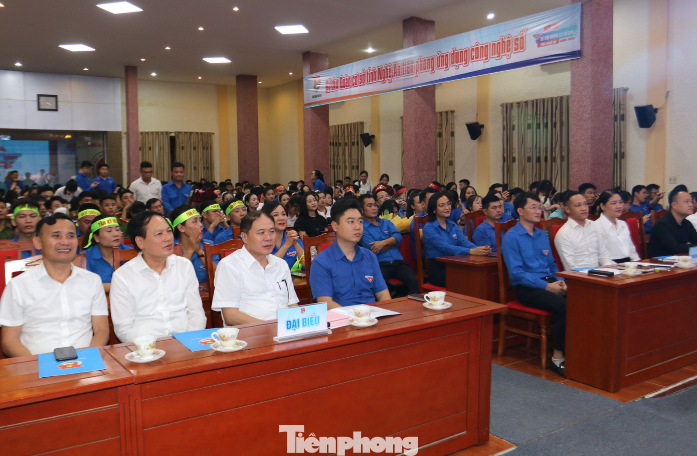 Các đại biểu và đông đảo các đoàn viên, sinh viên đến cổ vũ cho 9 thí sinh dự thi đêm chung kết.