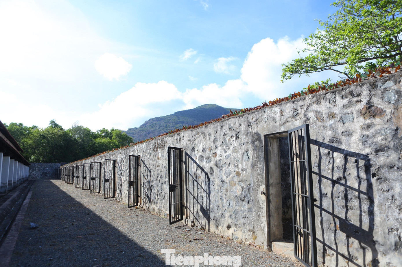 Tính tới ngày đất nước thống nhất năm 1975, hệ thống nhà tù tại Côn Đảo đã tồn tại được 113 năm. Trong 113 năm đó, từ chính quyền thực dân Pháp tới chính quyền Việt Nam Cộng hòa đã cho xây dựng một hệ thống nhà tù lớn với 7 trại giam, 2 khu biệt lập và 127 phòng giam, 44 xà lim cùng 504 phòng giam biệt lập.