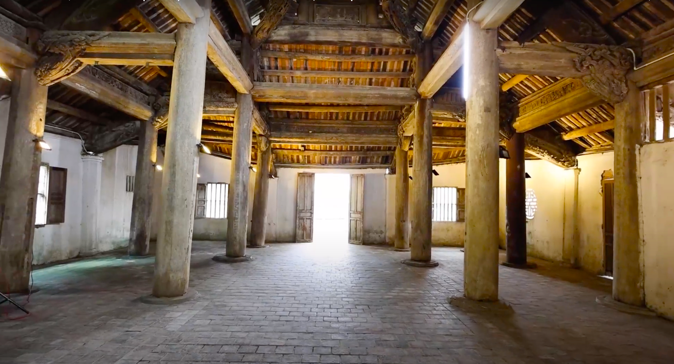 Cột đình được làm bằng gỗ lim và chò chỉ, đường kính lớn, đều nhau. Trên mái có 26 đường hoành và 42 đường xà.